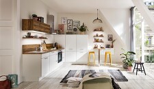 Wenig Platz ideal genutzt! Bei einem begrenzten Wohnraum ist eine kreative Planung ausschlaggebend. Die alpinweiße Farbe der SPEED 244-Küche lässt den Raum noch größer wirken. Ein praktischer Ansetztisch bietet Arbeits- und Essbereich und nutzt den vorhandenen Platz bestmöglich.  Wenig Platz ideal genutzt! Bei einem begrenzten Wohnraum ist eine kreative Planung ausschlaggebend. Die alpinweiße Farbe der SPEED 244-Küche lässt den Raum noch größer wirken. Ein praktischer Ansetztisch bietet Arbeits- und Essbereich und nutzt den vorhandenen Platz bestmöglich.