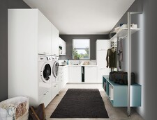 Zeitlos schöner Hauswirtschaftraum in LASER 427 Alpinweiß mit Farbakzenten in AQUA 254. Durch den erhöhten Einbau von Waschmaschine und Trockner ist das Be-und Entladen viel komfortabler. Zeitlos schöner Hauswirtschaftraum in LASER 427 Alpinweiß mit Farbakzenten in AQUA 254. Durch den erhöhten Einbau von Waschmaschine und Trockner ist das Be-und Entladen viel komfortabler.