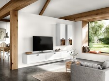 Nordisch frisch! Schränke im weißen NORDIC 782 Lack mit modernen Landhausfronten geben dem Wohnbereich einen gemütlich Look, der belebt. Offene Schrankfächer bieten Platz für Dekorationen. Nordisch frisch! Schränke im weißen NORDIC 782 Lack mit modernen Landhausfronten geben dem Wohnbereich einen gemütlich Look, der belebt. Offene Schrankfächer bieten Platz für Dekorationen.